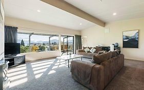 Scenic Stay Lake & Mountain Views
